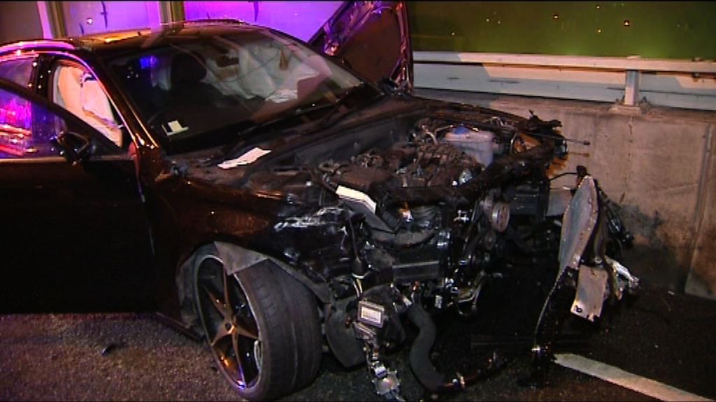 觀塘繞道私家車撞壆　司機逃逸