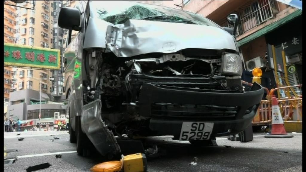 觀塘客貨車落斜撞途人　傷者昏迷送院