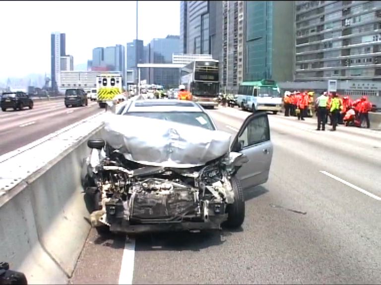 觀塘繞道兩車相撞十人受傷