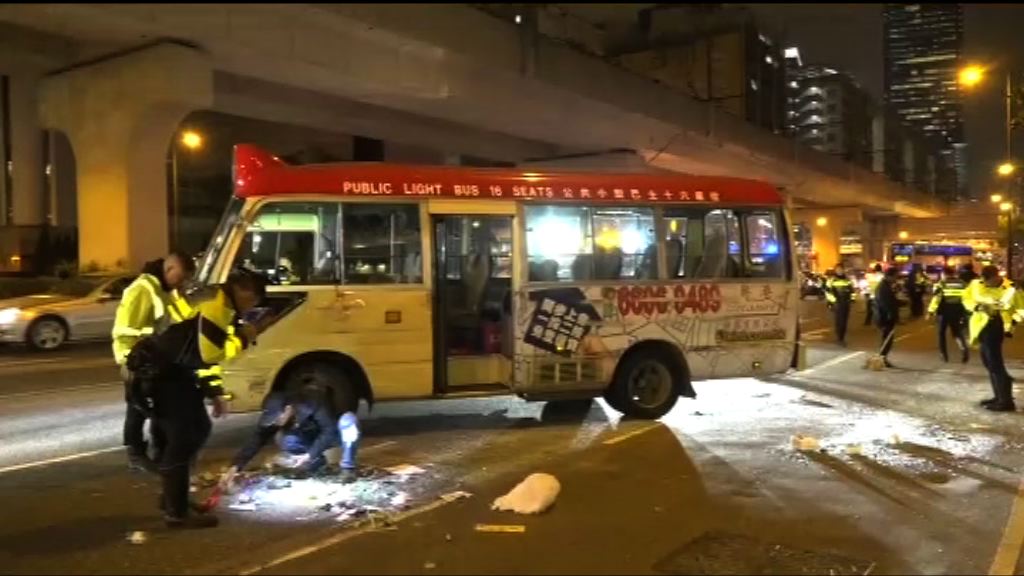 觀塘小巴與貨車相撞十人輕傷