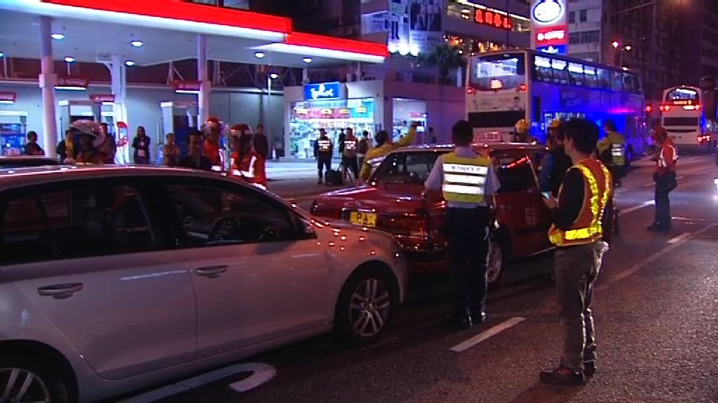 觀塘四車相撞十六人傷