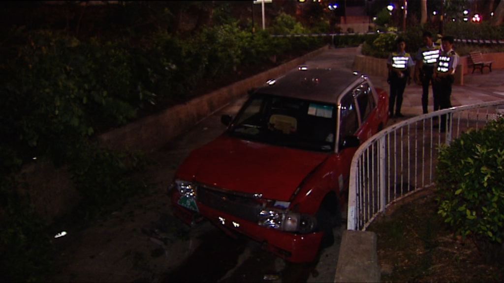 葵涌的士衝斜坡墮公園司機傷