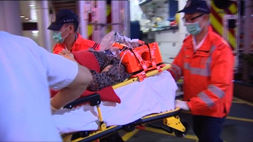 荔景山路的士撞傷過路女途人