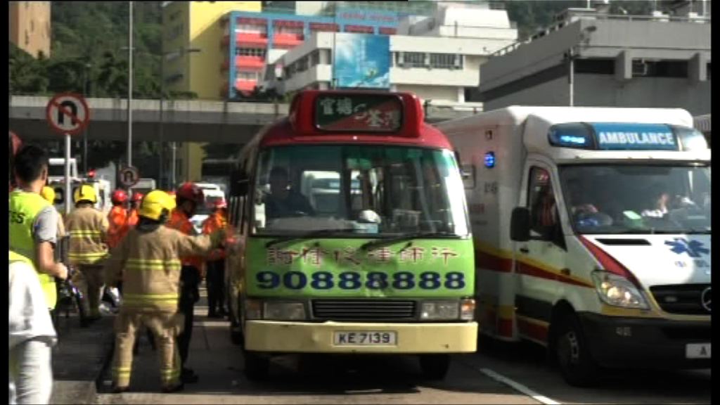 葵涌道小巴與的士相撞八人傷