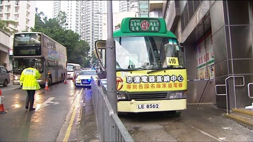 葵涌專線小巴剷上行人路兩人傷