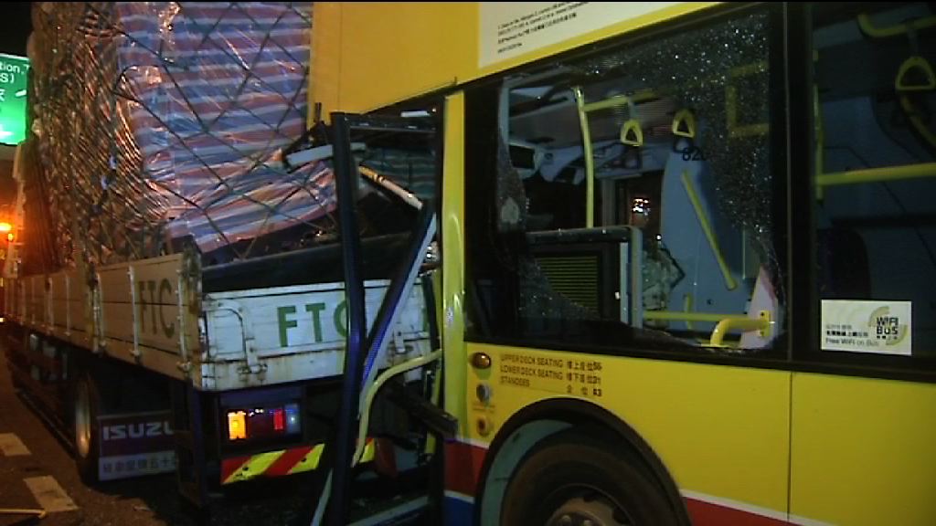 葵涌巴士撼貨車尾釀七人傷