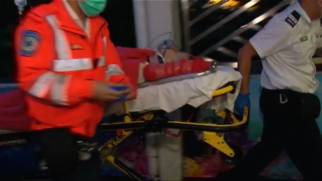 觀塘巴士撞過路老翁捲車底昏迷