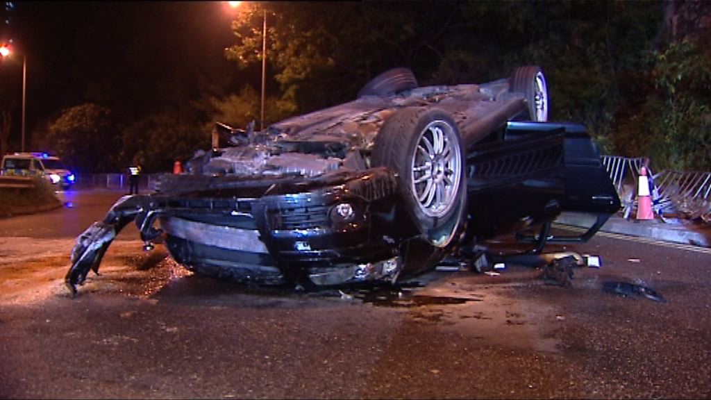藍田私家車撞欄翻轉兩人傷