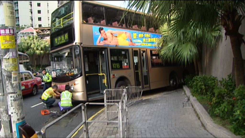 九巴藍田上斜失動力溜後撞牆　司機不適送院