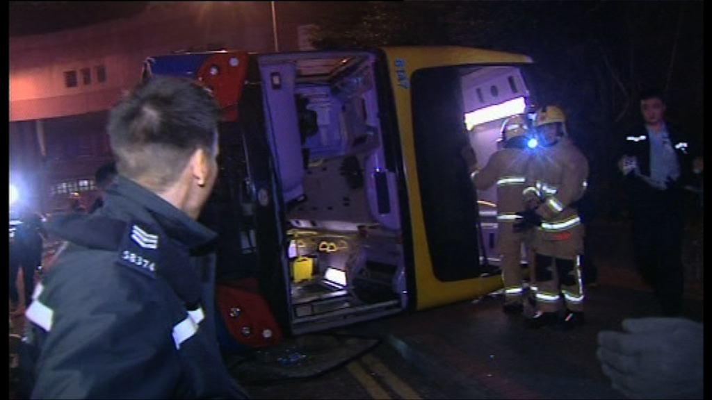 藍田城巴失事翻側一死多傷　傷者：巴士高速行駛