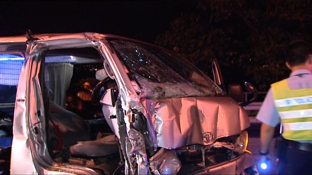 北大嶼山公路客貨車撼拖車一傷