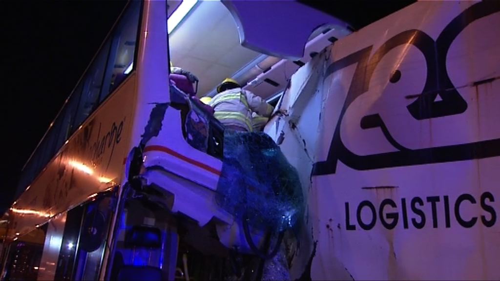 北大嶼山巴士撞貨車十多人傷