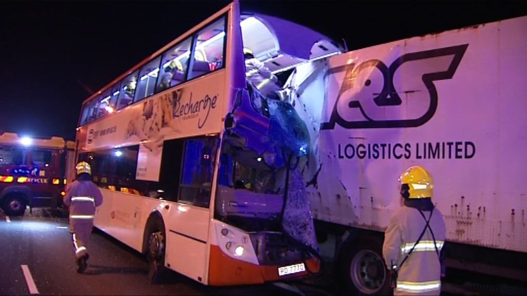 北大嶼山巴士撼貨車釀十九人傷