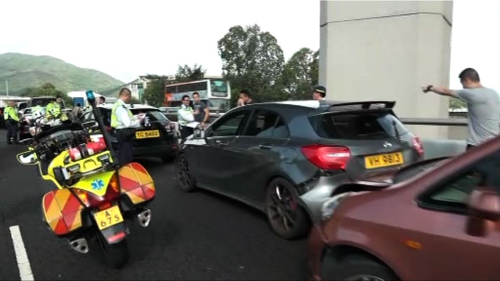 青嶼幹線十多輛車相撞五司機受傷