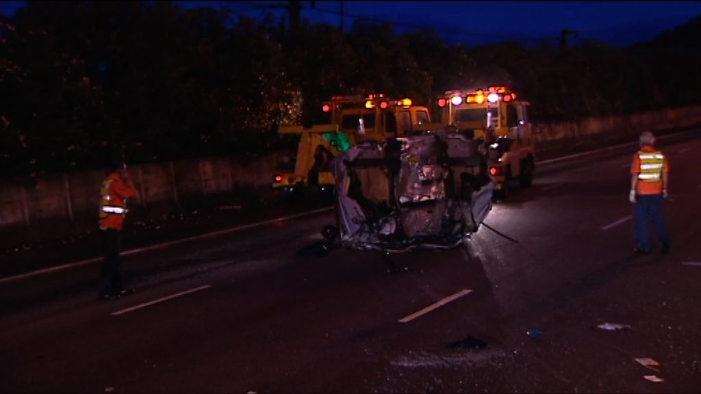 北大嶼山公路貨車撞壆斷兩截　司機死亡