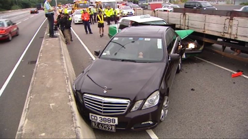 私家車減速尾隨車輛疑收掣不及釀車禍