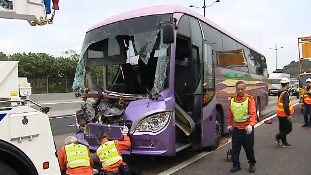 大嶼山旅巴撞維修車釀13傷