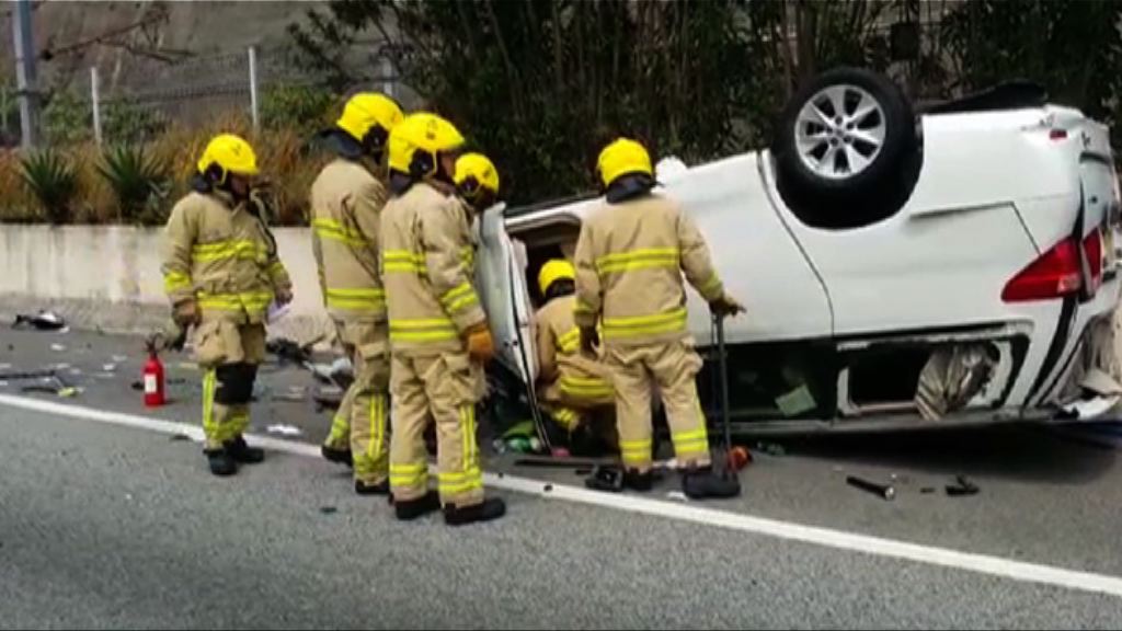 北大嶼山公路兩車翻側一人傷