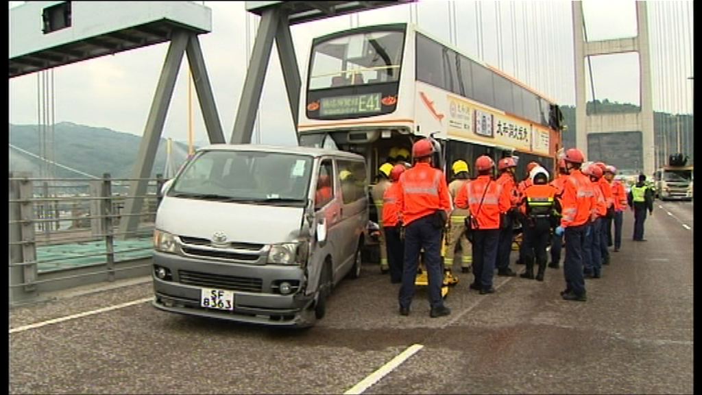 青馬大橋四車相撞四人傷