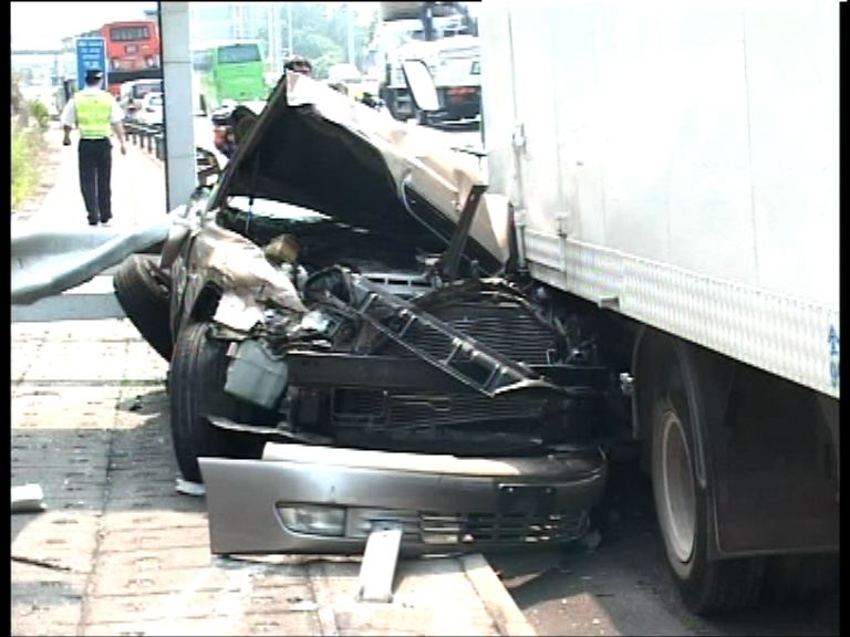 青嶼幹線三車相撞兩人輕傷送院