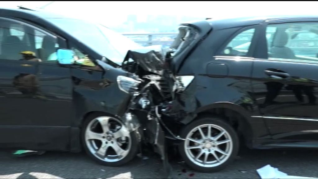 昂船洲大橋兩車相撞釀五傷