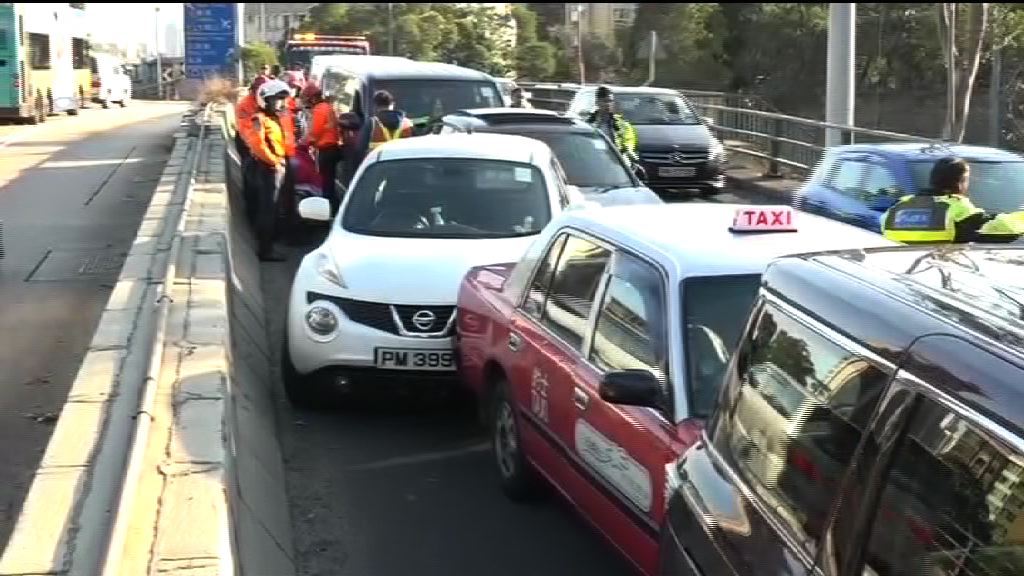 獅隧公路七車相撞6人傷