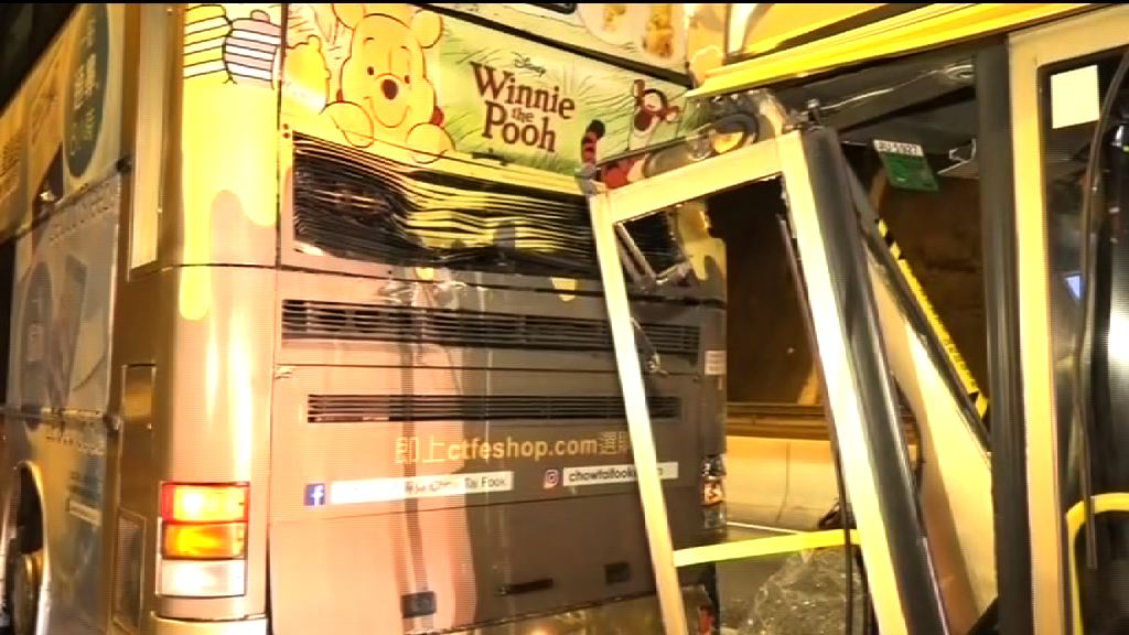 獅隧公路四車相撞十人傷