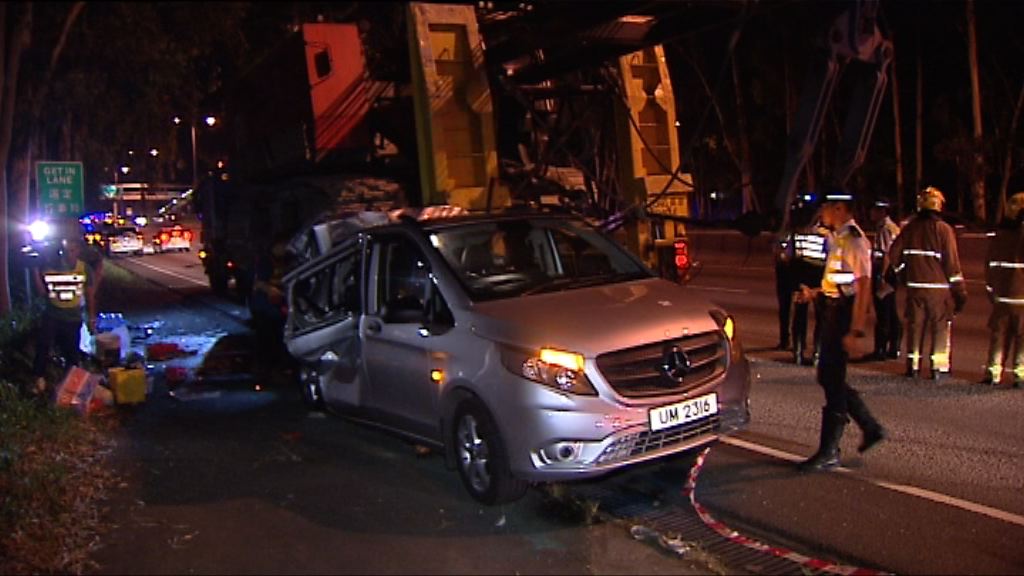 新田公路三車相撞一死十五傷