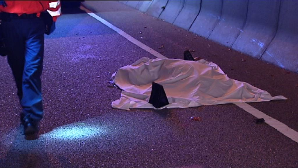 新田公路三車相撞　旅巴司機拋出車外身亡