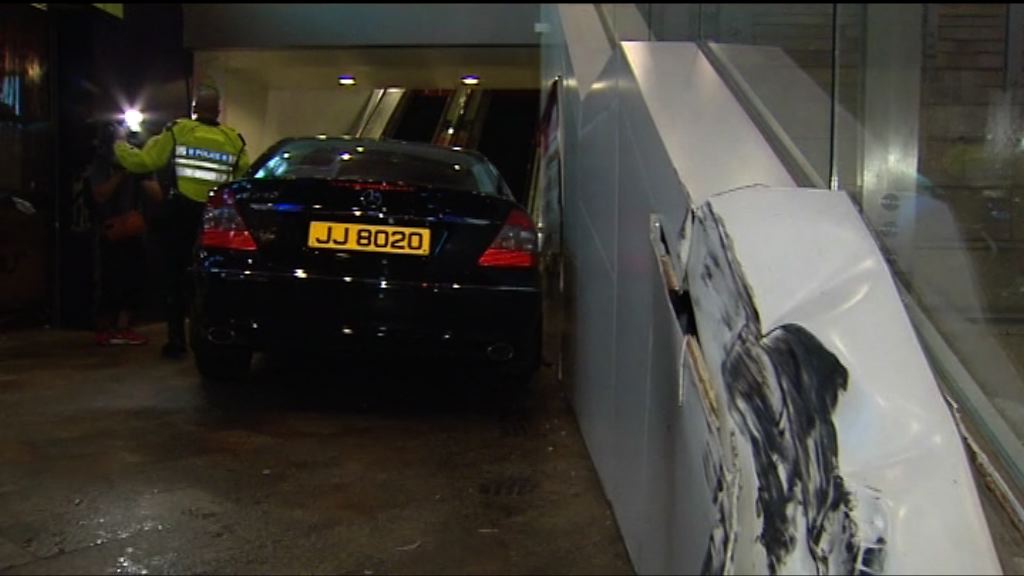 樂富私家車撞商場扶手電梯　六人傷