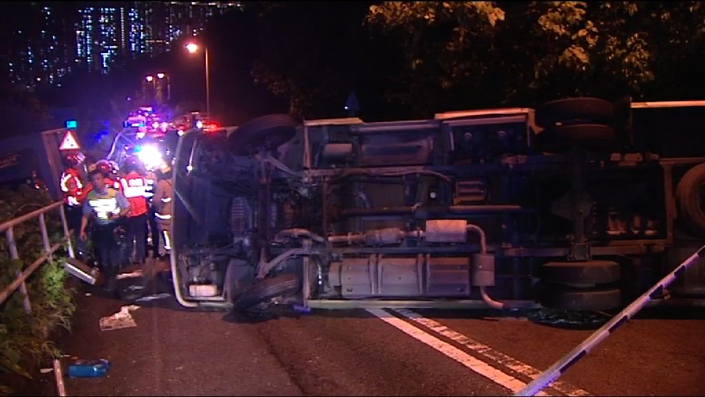 將軍澳小巴失事翻側十七人傷