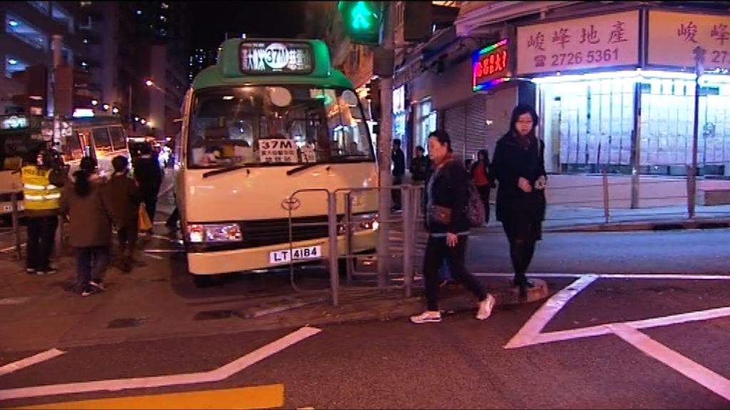 小巴司機疑暈倒失控剷安全島