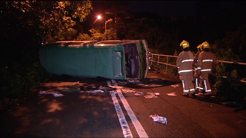 將軍澳小巴翻側　司機及十六名乘客受傷