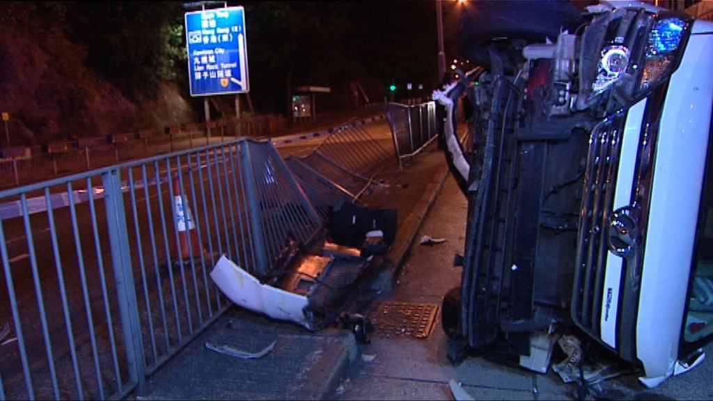 旺角私家車與小巴相撞一人傷