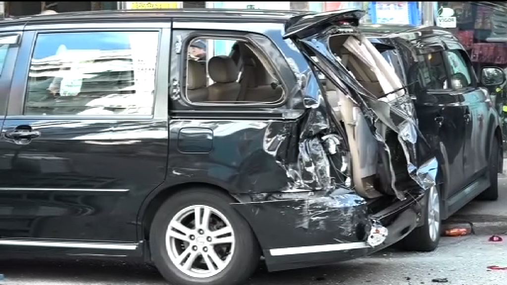 太子有貨車失控撞路邊十三輛車　兩人傷