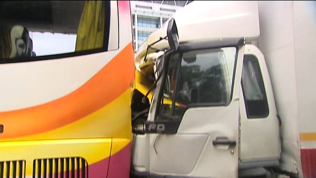 吐露港公路3車撞5人傷