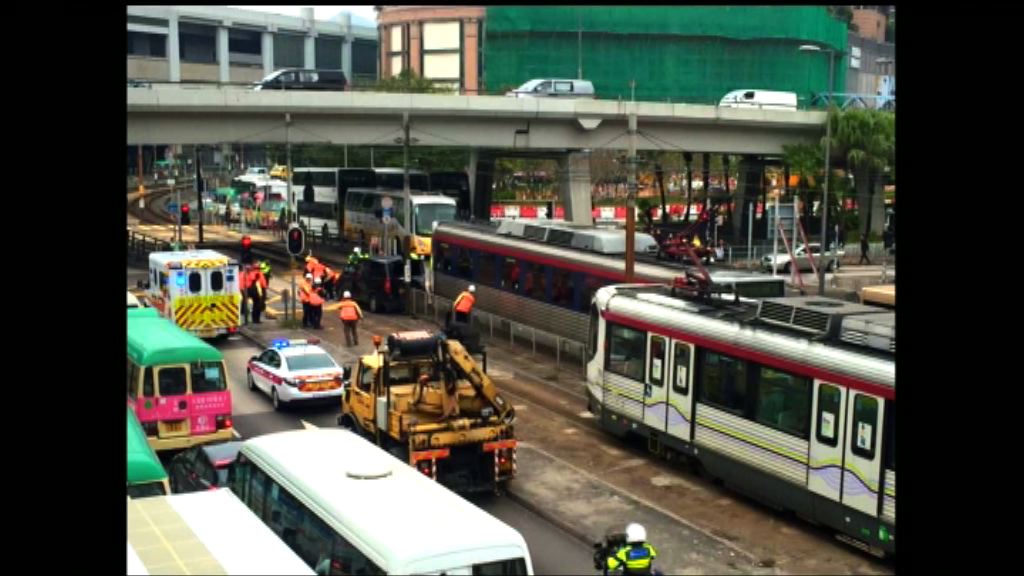 元朗輕鐵與客貨車相撞