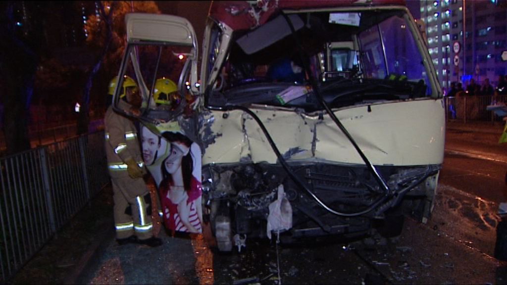 牛池灣小巴與掃街車撞十四人傷