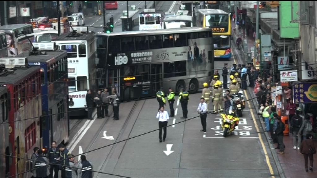 北角巴士與電車相撞七人傷