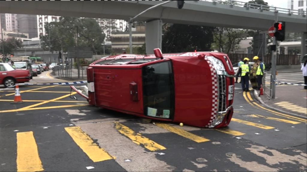 北角消防四驅車翻側駕駛員受傷