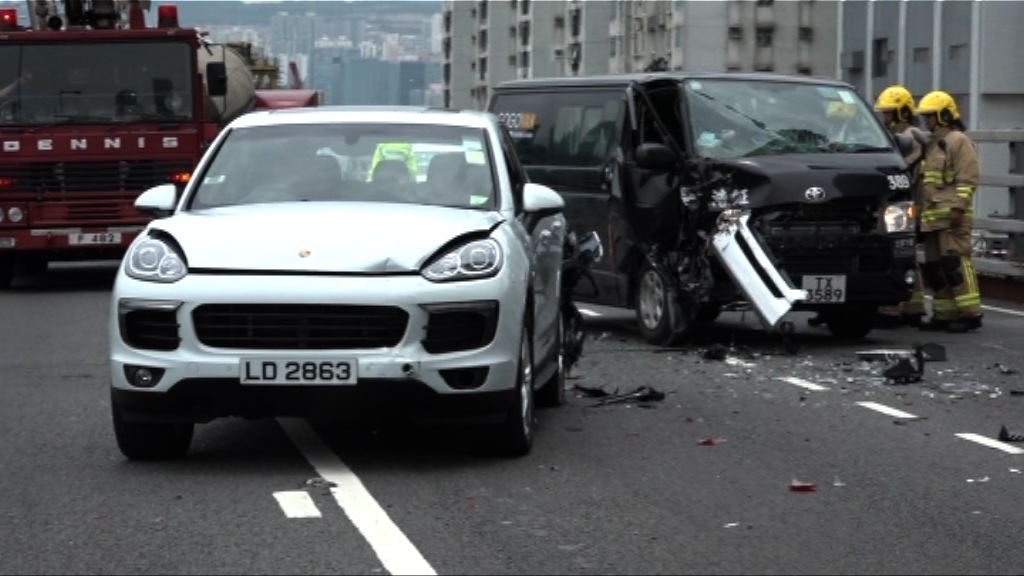 東區走廊三車相撞一司機傷