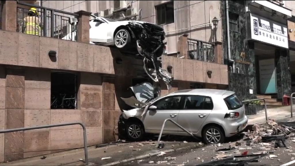 北角私家車停車場內撞車落樓一人傷
