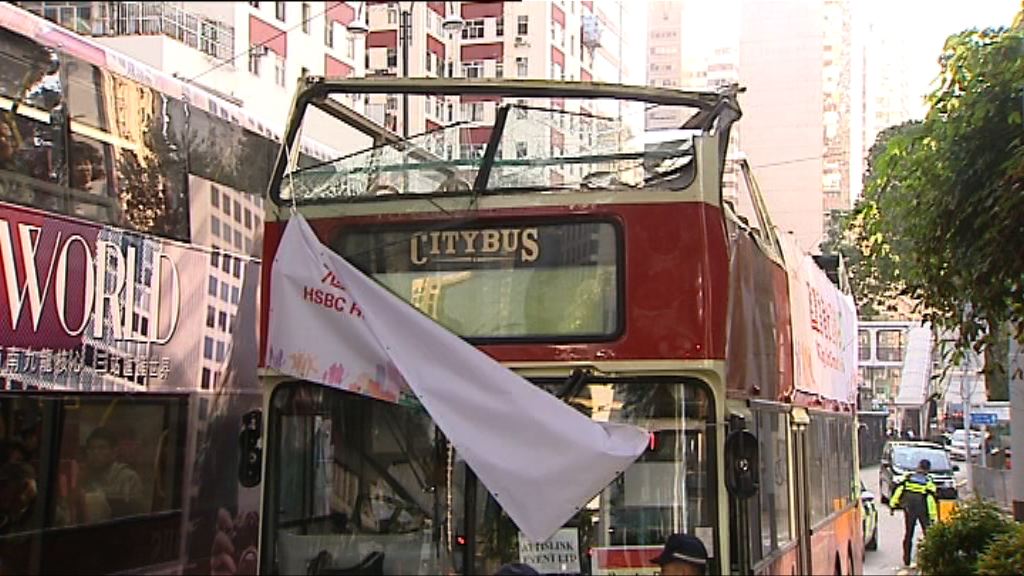 北角觀光巴士撞行人天橋七人傷