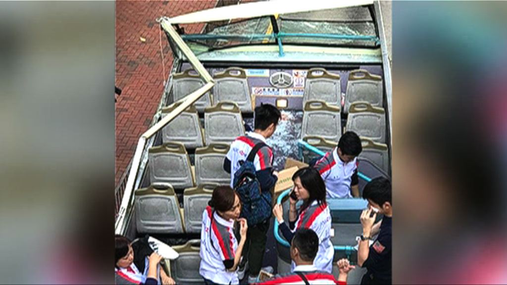 北角開篷觀光巴士撞行人天橋七人傷