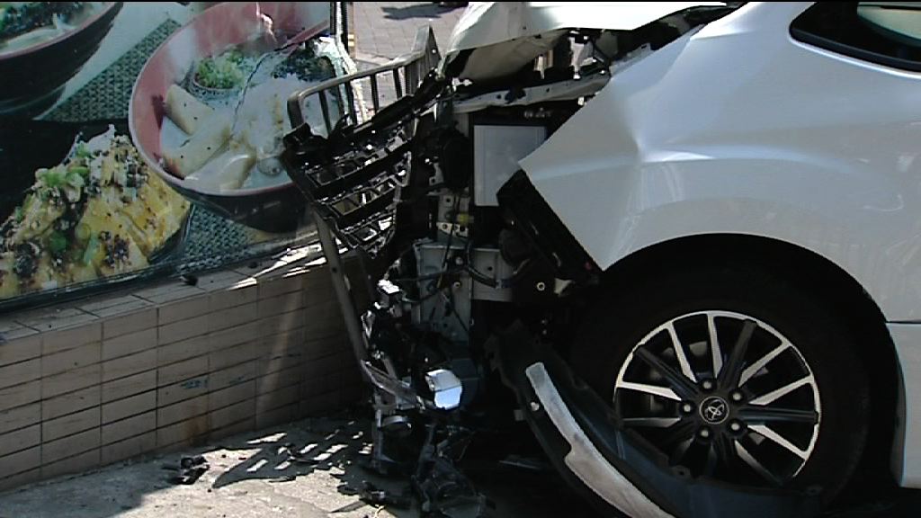 私家車牛頭角剷上行人路一人傷送院