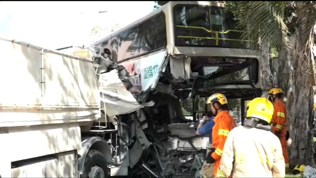 八鄉巴士與泥頭車撞一死三傷
