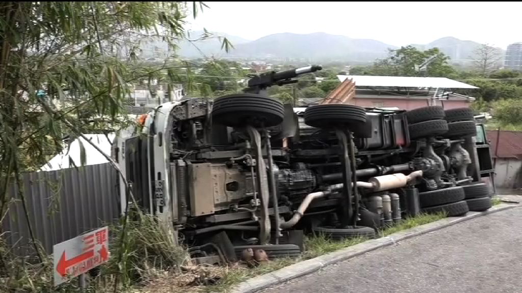 元朗吊臂車翻側壓死一名途人