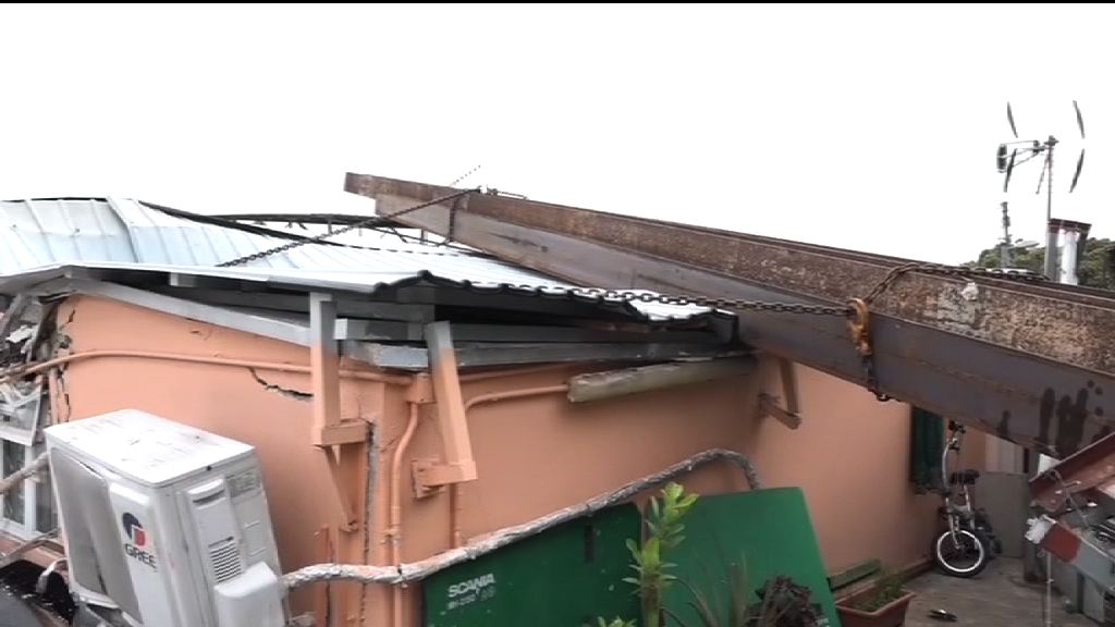 元朗吊臂車翻側釀一死一傷