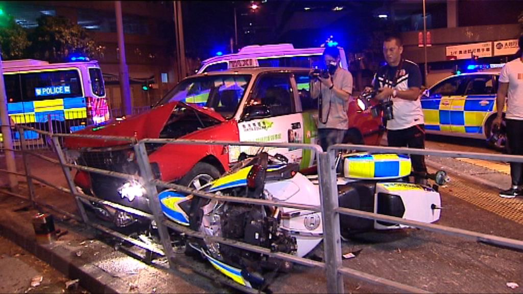 九龍灣警察電單車與的士撞一傷