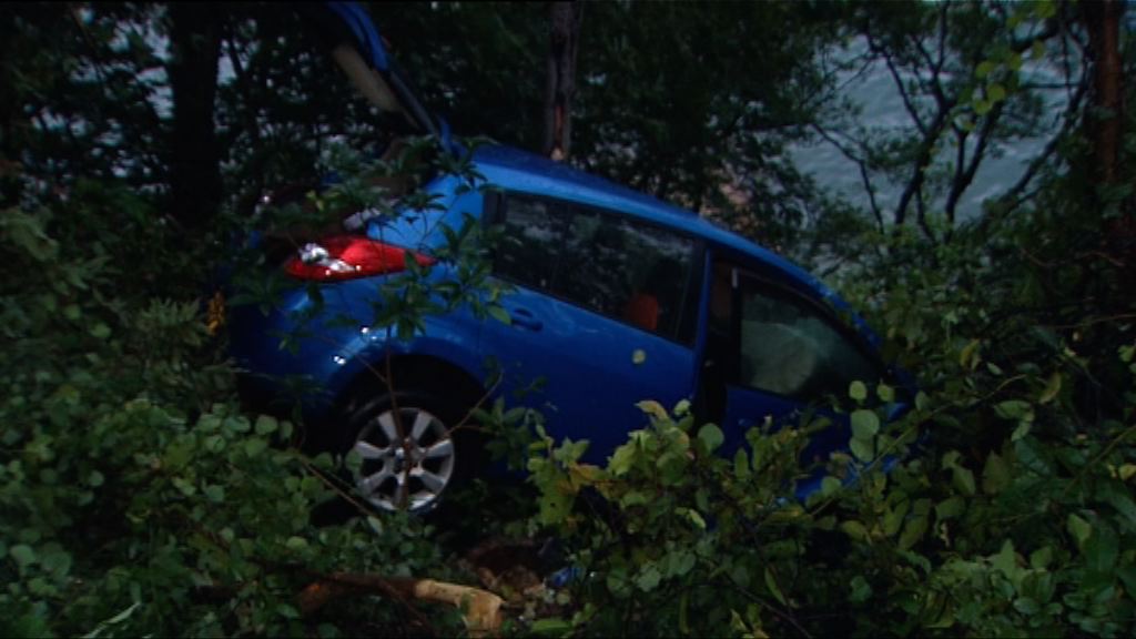 淺水灣私家車失事衝落山釀兩傷